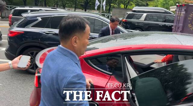 채상병 사건 외압 의혹의 핵심인물 김계환 전 해병대 사령관이 17일 오후 이명현 특별검사팀 두 번째 피의자 조사를 마치고 귀가하고 있다. /김해인 기자