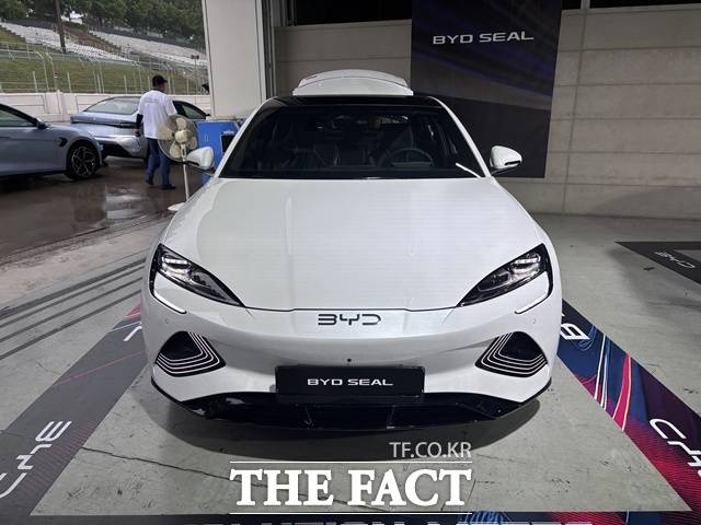 BYD코리아는 지난 16일 경기 용인 스피드웨이에서 'BYD 씰 미디어 트랙데이'를 열었다. /황지향 기자