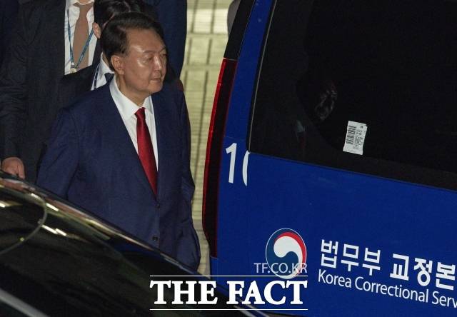 윤석열 전 대통령이 내란 사건을 수사하는 조은석 특별검사팀의 청구로 발부된 구속영장이 위법·부당하다며 낸 구속적부심이 기각됐다. 윤 전 대통령이 지난 9일 서울 서초구 서울중앙지방법원에서 열린 구속 영장실질심사를 마친 뒤 서울구치소로 향하고 있다./사진공동취재단