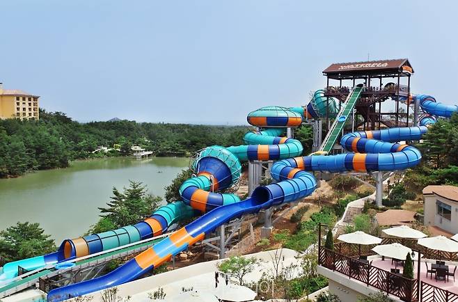 설악 워터피아 월드앨리 악 워터피아 스플래시 페스타에서 댄스팀이 춤을 추는 모습. 스플래시 페스타를 즐기는 고객들. 설악 워터피아에서 물놀이를 즐기는 가족 /사진-한화호텔앤드리조트