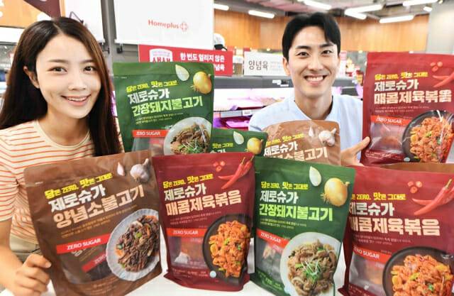 모델들이 18일 서울 등촌동 ‘홈플러스 메가 푸드 마켓 라이브 강서점’에서 신상품 ‘제로슈가 양념육’ 3종을 소개하고 있다. (제공=홈플러스)