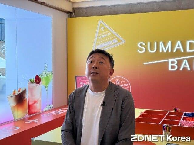 다카하시 테츠야 대표가 취재진의 질문에 답변하고 있다