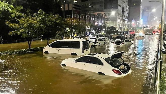 사진 : 지난 2022년 115년 만의 기록적인 폭우로 인해 중부권의 많은 지역이 물에 잠기면서 수천대에 달하는 차량 침수 피해가 잇따랐다.