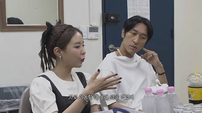 신지가 멤버들과 이야기 나누는 모습./유튜브