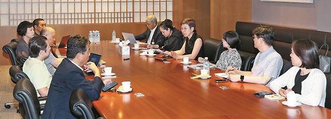 왼쪽 앞부터 시계 방향으로 김태수·장부승·정윤혁·김별아·고산 위원, 김도연 위원장, 이성주·김재련·민세진 위원, 조중식 부국장, 김경희 위원. /김지호 기자