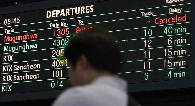 중부지방을 중심으로 폭우가 쏟아진 17일 오전 대전시 동구 정동 대전역 전광판에 열차 운행 중지와 지연 안내문이 나오고 있다. 한국철도공사(코레일)는 이날 오전 4시 30분부터 경부선 서울역에서 대전역 간 일반 열차의 운행이 일시 중지됐다고 밝혔다. KTX는 전 구간 운행 중이다. /연합뉴스