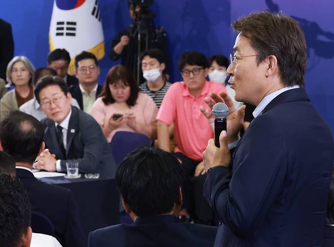 이재명 대통령이 지난 4일 대전컨벤션센터에서 타운홀 미팅 형식으로 진행한 '국민소통 행보 2탄, 충청의 마음을 듣다' 간담회에서 권대영 금융위 사무처장이 발언하고 있다. /연합뉴스