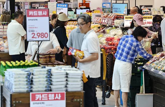 최근 한국의 소비심리가 주요국 가운데 가장 빠르게 회복된 것으로 나타났다.16일 경제협력개발기구(OECD)의 소비자 바로미터(Consumer Barometer)에 따르면, 지난달 한국은 0.81을 기록하며 통계를 확인할 수 있는 33개국 중 가장 높은 수치를 보였다. 이는 미국(0.68)과 일본(0.32) 등 주요국을 모두 앞선 수치다.사진은 이날 서울 시내 대형마트에서 시민들이 장을 보는 모습. /뉴스1