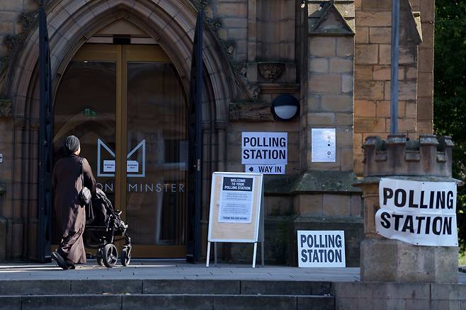 2025년 5월 1일 영국 프레스턴에서 지방선거를 위해 투표소로 향하는 한 여성. /연합뉴스