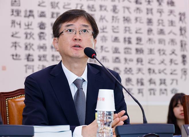 오영준 헌법재판관 후보자가 18일 오전 서울 여의도 국회 법제사법위원회에서 열린 인사청문회에 출석해 의원 질의에 답하고 있다. /뉴스1