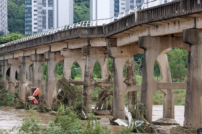 18일 광주 북구 동림동 옛 산동교가 전날 극한 호우에 교각이 파손돼 상판이 휘어 있다. /연합뉴스