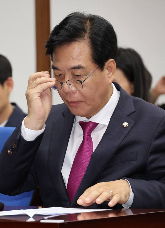 17일 서울 여의도 국회도서관에서 열린 '전국입양가족연대 국회입양컨퍼런스 - 국내입양법 제·개정 시행 이슈토론회'에서 송언석 국민의힘비상대책위원장 겸 원내대표가 안경을 고쳐쓰고 있다. 연합뉴스