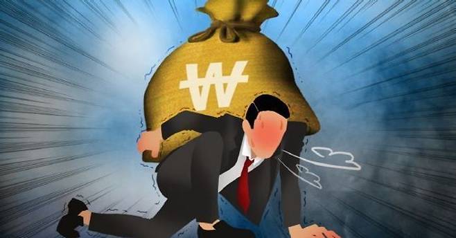 정부가 최근 배드뱅크 설립을 위한 재원 분담을 은행권은 물론 제2금융권 전체로 확대하고, 동시에 소비 진작을 위한 ‘민생회복 소비쿠폰’ 지급을 앞두고 카드사들엔 가맹점 수수료 인하를 요구하고 나섰다.ⓒ연합뉴스