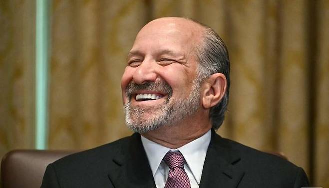 하워드 러트닉 미국 상무장관은 지난 8일 미 워싱턴DC 백악관에서 도널드 트럼프 대통령이 주최한 내각회의에 참석해 환하게 웃고 있다. ⓒ AFP/연합뉴스