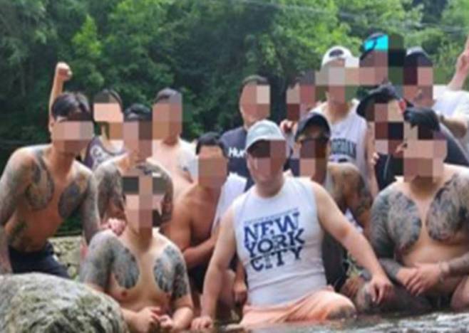 합숙소를 차려 놓고 온라인 도박과 보이스피싱 등 각종 불법 행위를 저지른 폭력조직 ‘진성파’의 단합대회 사진. 서울경찰청 형사기동대 제공