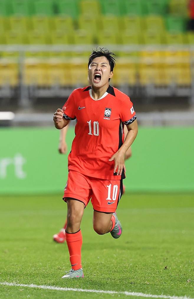 한국 여자 축구 국가대표팀의 미드필더 지소연이 16일 열린 대만과의 2025 동아시아축구연맹(EAFF) E-1 챔피언십(동아시안컵) 여자부 최종 3차전 후반 25분에 페널티킥으로 득점한 뒤 환호하고 있다. 수원=뉴시스