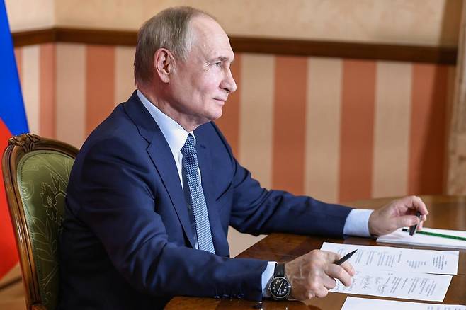 블라디미르 푸틴 러시아 대통령이 16일(현지 시간) 러시아 첼랴빈스크 마그니토고르스크에서 M-23 고속도로 동부 구간 개통식에 화상으로 참석하고 있다. 푸틴 대통령은 연설에서 “북한과 중국을 연결하는 도로 건설을 검토할 것”이라고 밝혔다. 2025.07.17 마그니토고르스크=AP 뉴시스