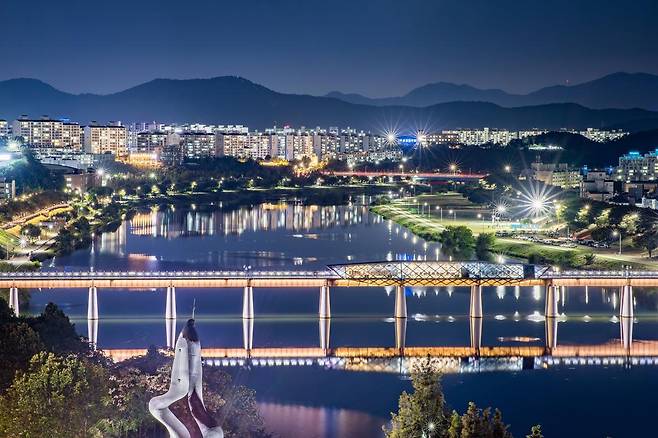 금호강과 아양기찻길의 야경.