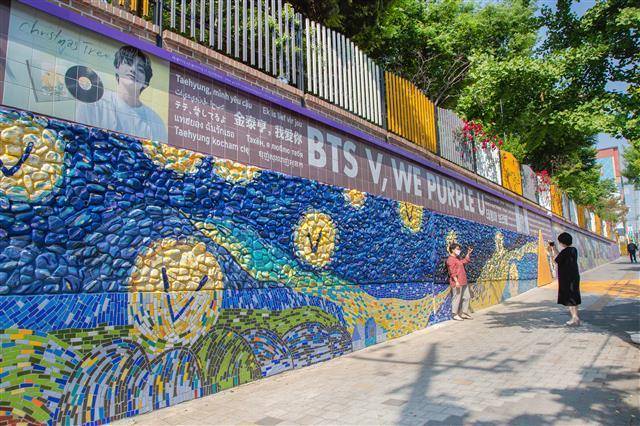 대구 서구 대성초 담벼락을 따라 조성돼 있는 방탄소년단(BTS) 멤버 뷔 벽화거리.