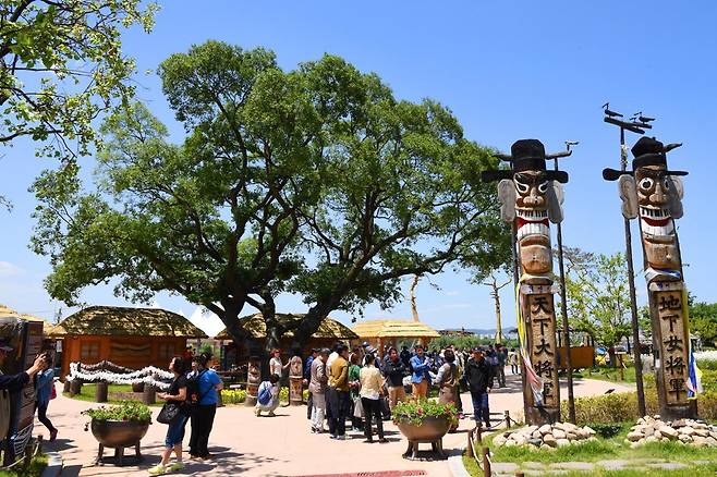 달성군 화원읍 사문진 주막촌을 찾은 관광객들이 설치물들을 둘러보고 있다.