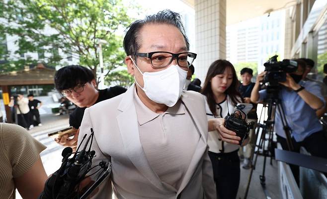 건진법사로 불리는 전성배씨가 23일 오전 서울 양천구 서울남부지방법원에서 열린 정치자금법 위반 혐의 3차 공판에 출석하고 있다. (공동취재) 2025.06.23.뉴시스