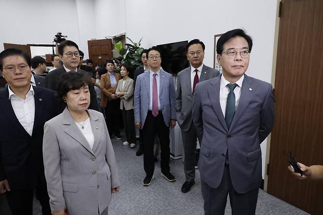 송언석 비상대책위원장 겸 원내대표 및 국민의힘 법사위원들이 18일 오전 ‘무차별적 압수수색 영장남발 협조’ 관련 항의하기 위해 서울 여의도 국회 국회의장실을 방문하고 있다. 2025.7.18.뉴스1