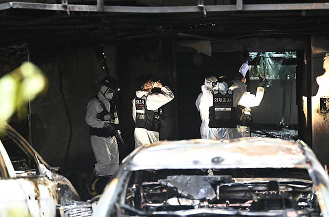 경찰과 소방 및 국립과학수사연구원 등 관계자들이 18일 경기 광명시 아파트 화재현장에서 합동감식을 하고 있다. 앞서 지난 17일 오후 9시5분께 이 아파트 주차장 필로티 천장에서 불이나 1명이 숨지고 64명이 부상을 입었다. 2025.07.18 광명=뉴시스