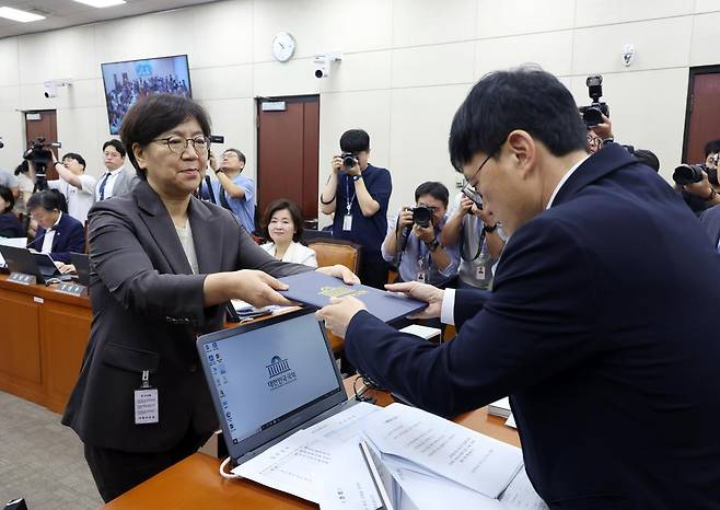 정은경 보건복지부 장관 후보자가 18일 서울 여의도 국회 보건복지위원회에서 열린 인사청문회에서 박주민 위원장에게 선서문을 제출하고 있다. 2025.07.18. 뉴시스