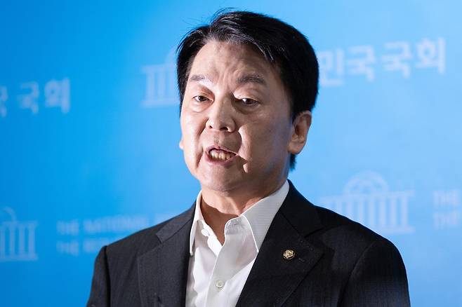 안철수 국민의힘 혁신위원장이 7일 서울 여의도 국회 소통관에서 기자회견을 열고 혁신위원장 사퇴 및 전당대회 출마를 밝힌 후 취재진 질문에 답하고 있다. 2025.7.7/뉴스1 ⓒ