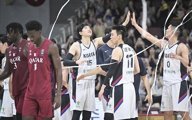 대표팀 주장 김종규(가운데)가 승리 후 동료들과 하이파이브를 하고있다. 대한민국농구협회 제공