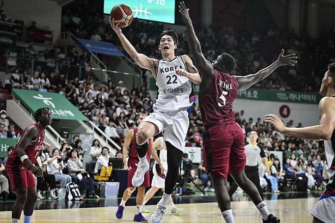 여준석(왼쪽)이 자신과 같은 키(203cm)에 113kg 거구인 은도예 세이두를 뚫고 골밑슛을 시도하고 있다. 대한민국 농구협회 제공