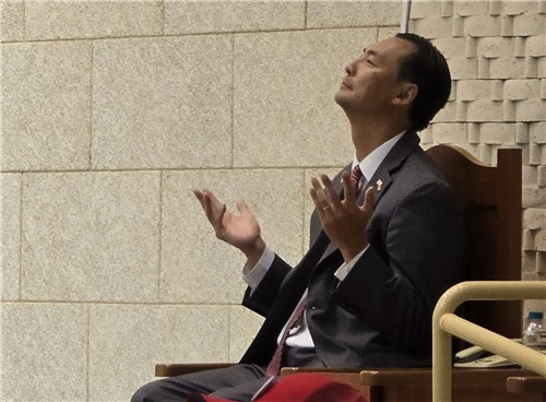 17일 오후 서울 은평구 진관동 은평제일교회에서 열린 예배에서 모스 탄(한국명 단현명) 미국 리버티대 교수가 눈을 감고 기도하고 있다.  [연합뉴스]