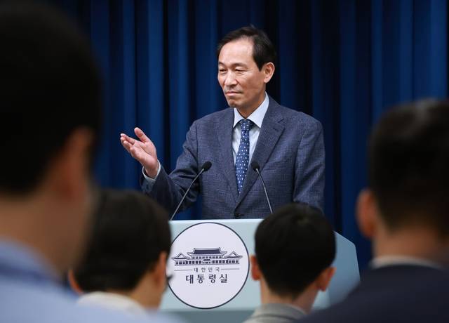 우상호 대통령실 정무수석이 17일 서울 용산 대통령실 청사에서 이재명 대통령과 김종인 전 국민의힘 비상대책위원장의 오찬 회동 등 현안 관련 브리핑을 마친 뒤 취재진의 질문을 받고 있다. 연합뉴스.