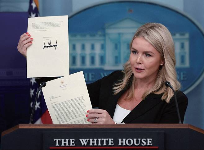 캐럴라인 레빗 백악관 대변인이 7월 7일 워싱턴 D.C. 백악관에서 열린 기자회견에서 도널드 트럼프 미국 대통령이 이재명 대통령에게 보낸 관세 서한을 보여주고 있다. /로이터연합