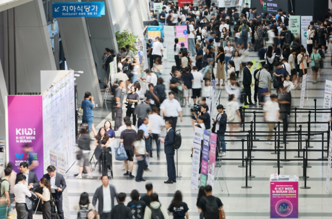 2025 K-ICT 위크인부산이 열린 벡스코 제1전시장에 관람객들이 문전성시를 이룬 모습.