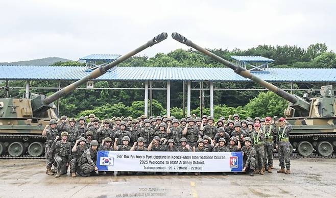 육군은 지난 1일부터 오는 25일까지 대전, 전남 장성 일대 병과학교(육군기계화학교, 육군포병학교, 육군종합군수학교) 등에서 '25-2기 육군 국제과정을 실시하고 있다. 사진은 'K9자주포 운용 기본과정'에 참가한 교육생들이 실사격 후 기념사진을 촬영하는 모습. 육군 제공