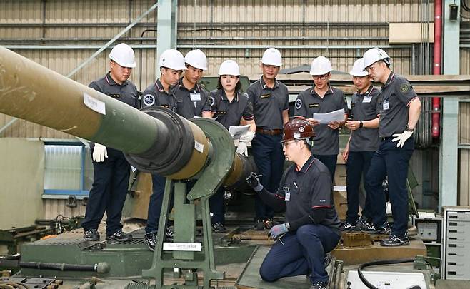 육군은 지난 1일부터 오는 25일까지 대전, 전남 장성 일대 병과학교(육군기계화학교, 육군포병학교, 육군종합군수학교) 등에서 '25-2기 육군 국제과정을 실시하고 있다. 사진은 'K9자주포 정비과정'에 참가한 교육생들이 교관으로부터 K9자주포 정비 노하우를 교육받는 모습. 육군 제공