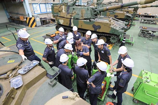 육군은 지난 1일부터 오는 25일까지 대전, 전남 장성 일대 병과학교(육군기계화학교, 육군포병학교, 육군종합군수학교) 등에서 '25-2기 육군 국제과정을 실시하고 있다. 사진은 'K9자주포 정비과정'에 참가한 교육생들이 교관으로부터 K9자주포 정비 노하우를 교육받는 모습. 육군 제공