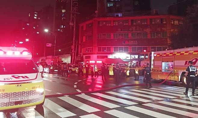 17일 밤 9시5분께 경기도 광명시 소하동 오크팰리스 아파트에서 불이 나 5명이 중상을 입었다. 이준희 기자