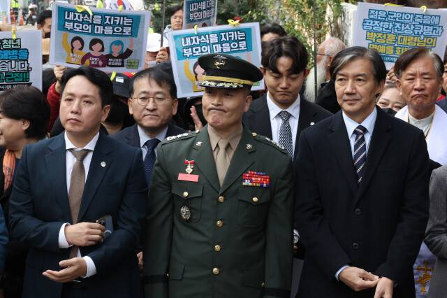 박정훈 해병대 수사단장의 상관 명예훼손 및 항명 혐의 결심 공판이 열린 지난해 11월21일 서울 용산구 중앙지역군사법원 앞에서 아프지말고다치지말고무사귀환 부모연대 회원들이 박 대령 뒤에 서있다. 김혜윤 기자 unique@hani.co.kr