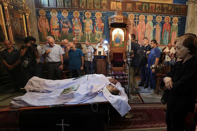 17일(현지시각) 가자 북부 가자시티 그리스 정교회 성 포르피리우스 교회에서 성가족 교회 공습으로 사망한 이들의 장례식이 열리고 있다. 가자시티/로이터 연합뉴스