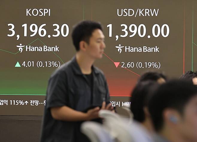 18일 서울 중구 하나은행 본점 딜링룸에서 직원들이 업무를 보고 있다. 연합뉴스