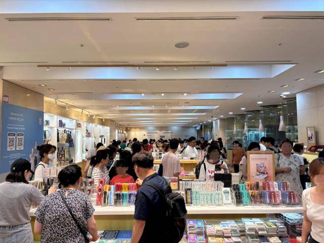 11일 국립중앙박물관 내 '뮷즈'를 판매하는 상품관이 방문객으로 붐비고 있다. 김수미 인턴기자