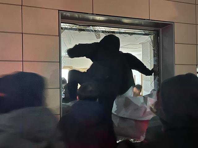 1월 19일 서울 서부지법에 계엄을 선포한 윤석열 대통령 지지자들이 진입해 난동을 부리고 있다. 이들을 움직인 한마디는 맥락이 제거된 '국민저항권'이었다. 뉴스1