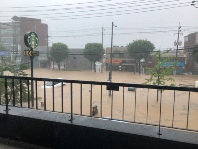17일 폭우로 침수 피해를 겪은 광주 북구의 한 스타벅스 매장 내부에서 건물 외부를 바라보며 촬영한 사진. 온라인커뮤니티 캡처