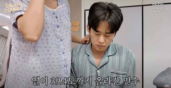 유튜버 손민수(35)가 '급성 결장염'으로 병원을 찾았다.​/사진=유튜브 '엔조이커플' 캡처​