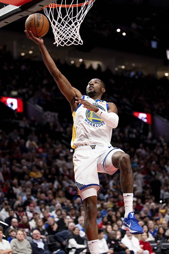 <yonhap photo-3776=""> Golden State Warriors forward Jonathan Kuminga drives to the basket against the Portland Trail Blazers during the second half of an NBA basketball game Friday, April 11, 2025, in Portland, Ore. (AP Photo/Howard Lao)/2025-04-12 13:00:38/ <저작권자 ⓒ 1980-2025 ㈜연합뉴스. 무단 전재 재배포 금지, AI 학습 및 활용 금지></yonhap>