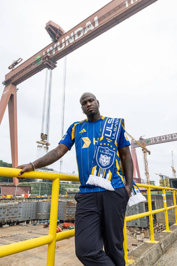 HD현대중공업에서 계약 기념 사진을 찍은 말컹. 울산 제공