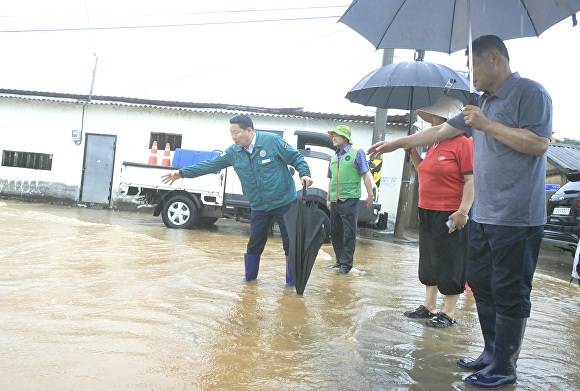 모든 공식 일정을 취소하고 폭우피해 현장을 점검하고 있다. [사진=순창군 ]