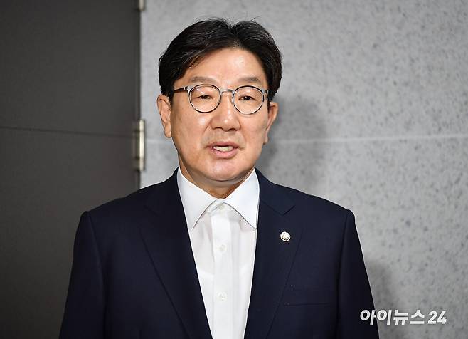 권성동 국민의힘 의원이 18일 자신의 의원실 앞에서 특검의 압수수색 관련 입장을 밝히고 있다. [사진=곽영래 기자]